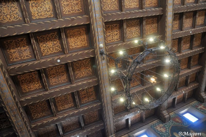 Деревянный потолок с инкрустацией в Castello Di Amorosa, США